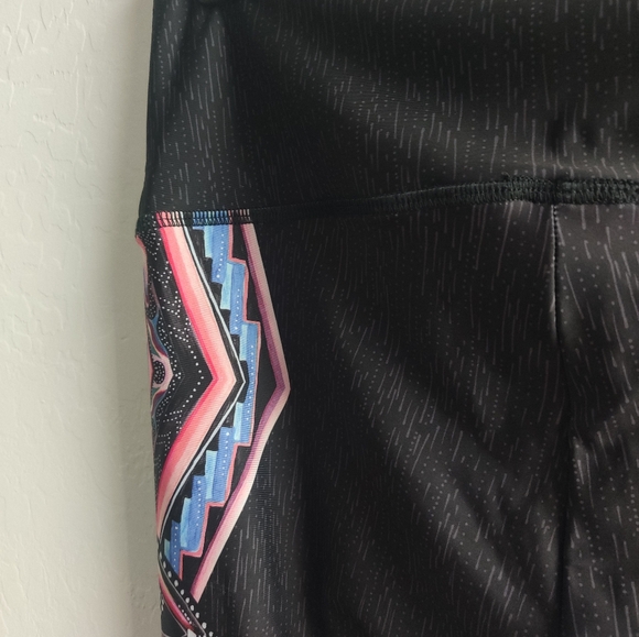 Onzie Flow black with geometric patterns active sports yoga leggings - Picture 5 of 11